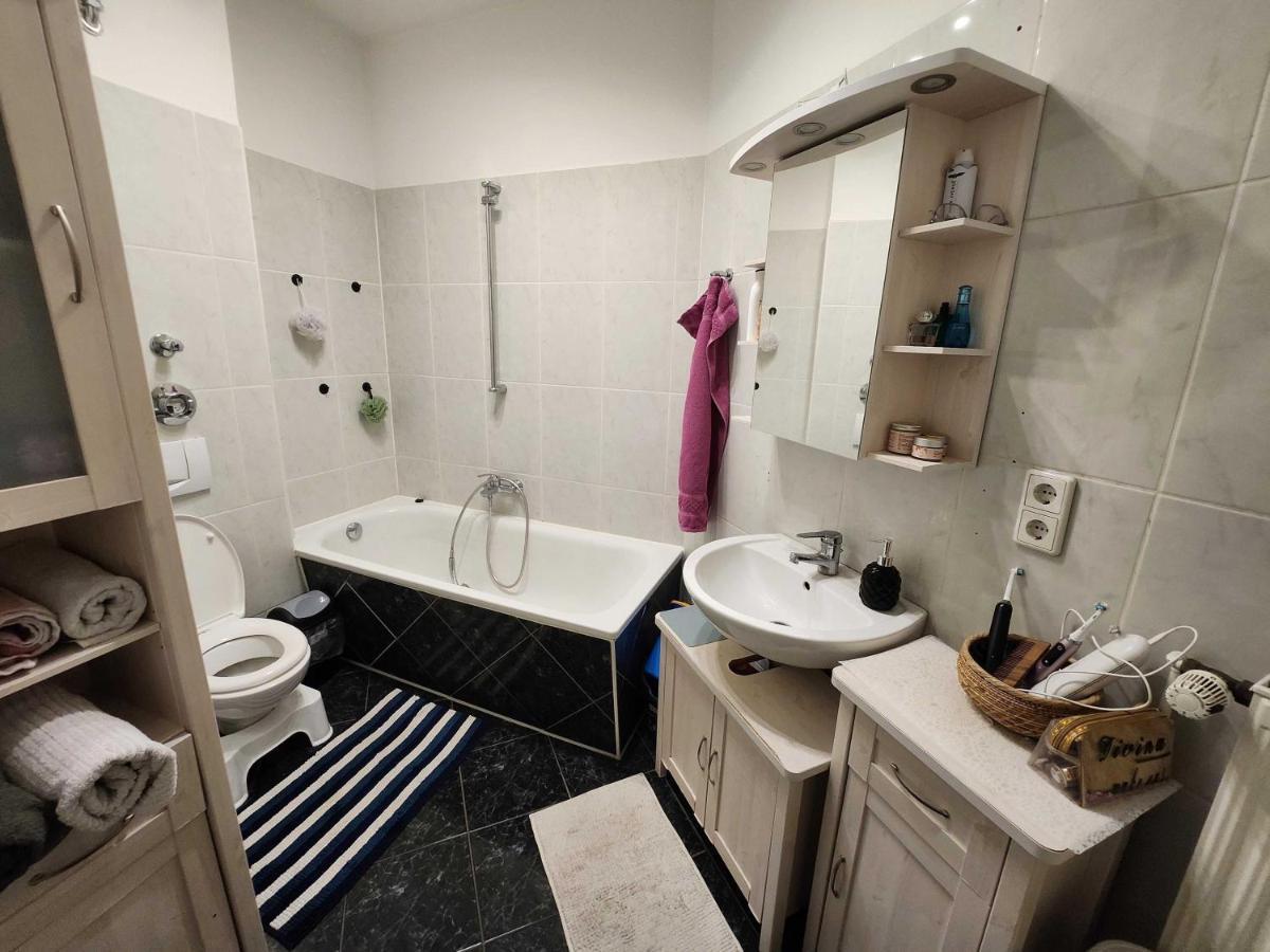 Accommodatie bij particulieren One Private Available In A Two In Tegel, Berlijn